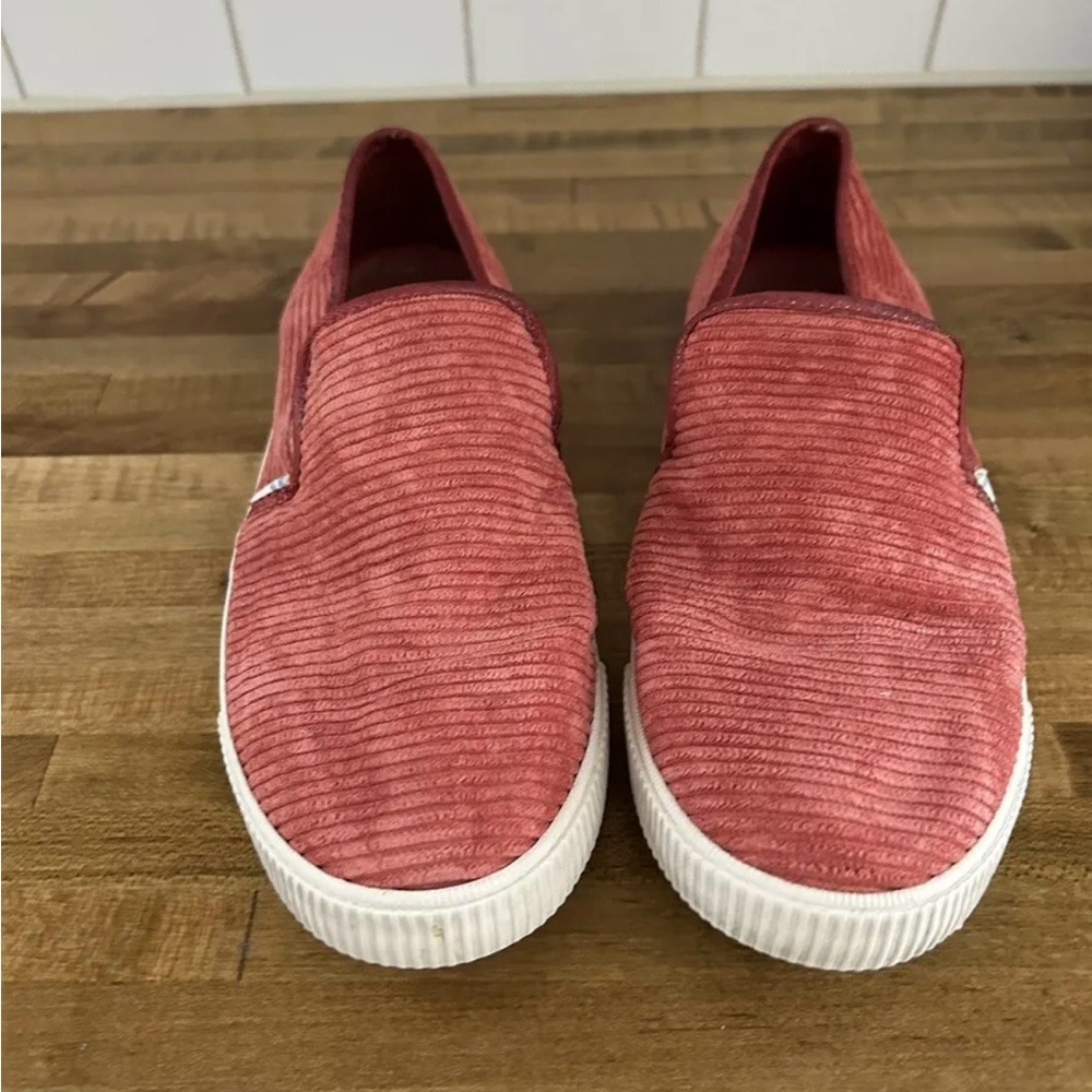 Tom’s 7.5 Coral Rust salmon Corduroy slip on Shoes sneakers